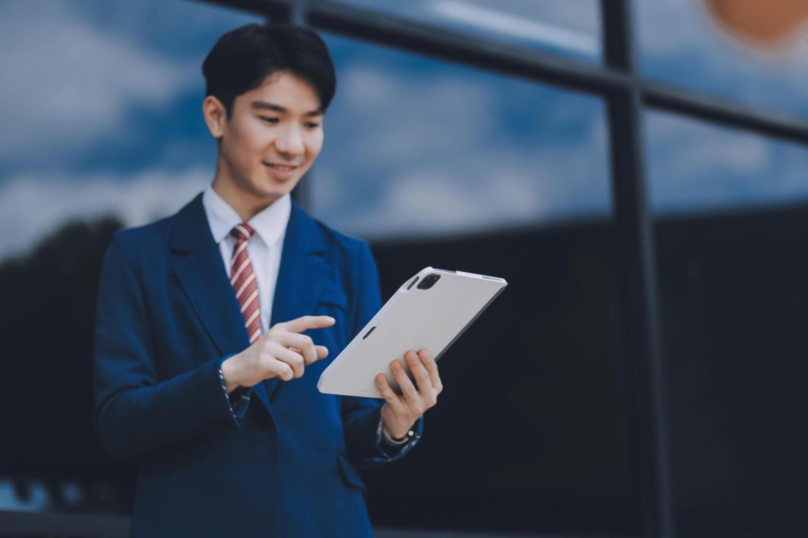 Revisión de documentos financieros en mesa de negociación