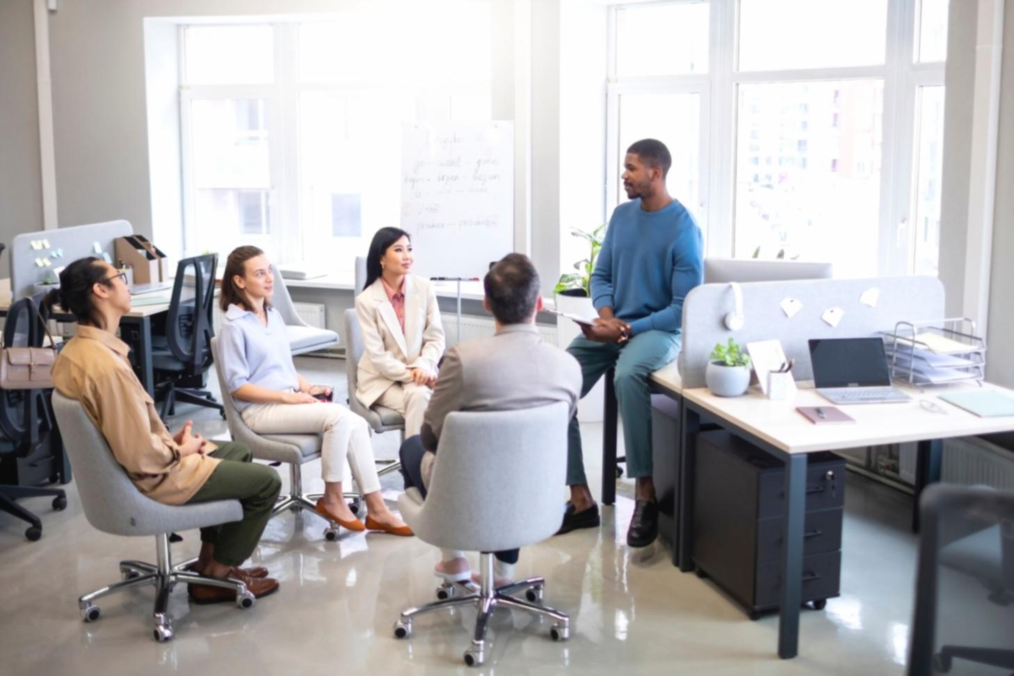 Análisis estratégico en pizarra durante workshop de preparación negociadora