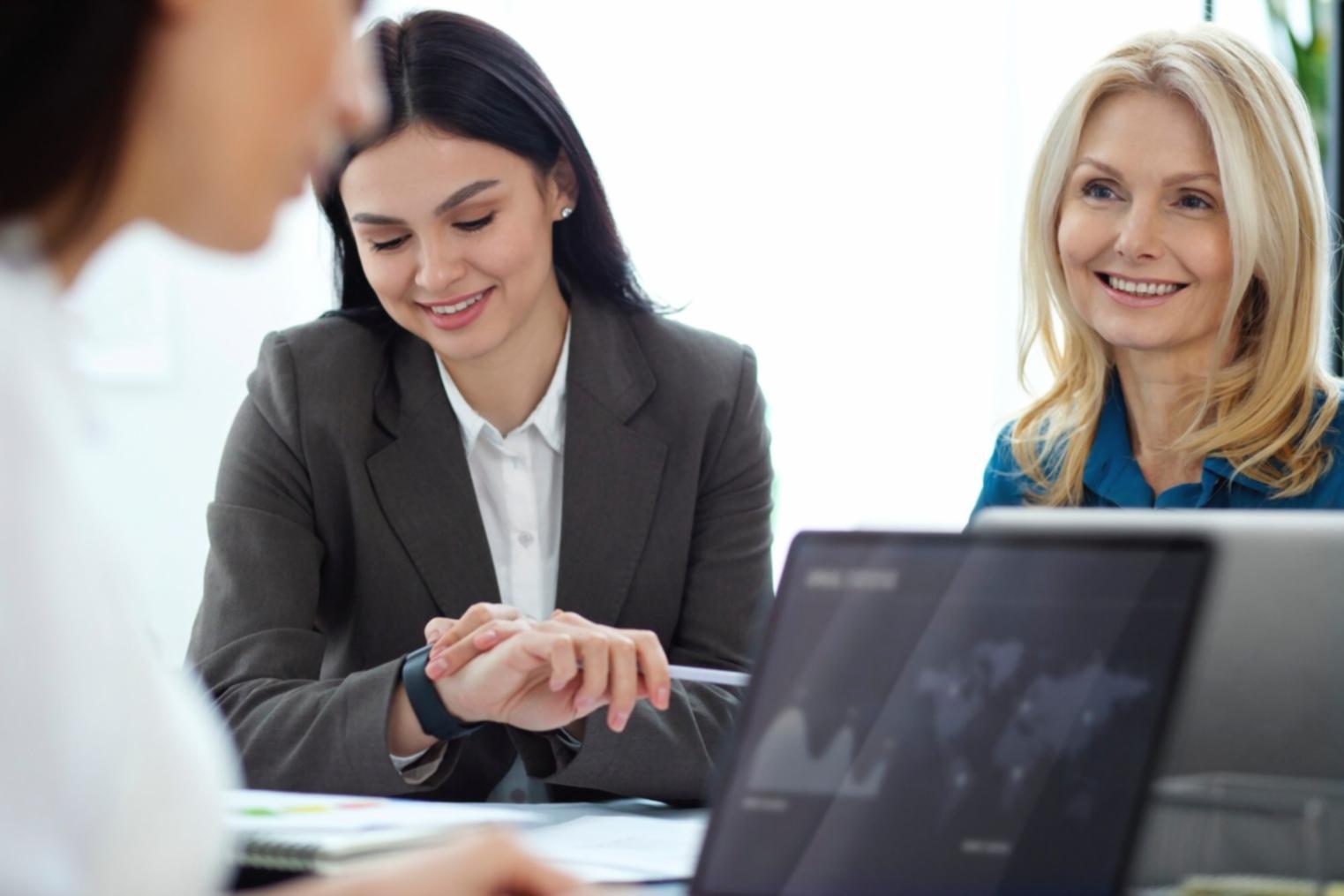 Sesión práctica de negociación con participantes del programa