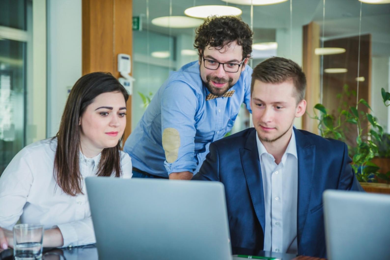 Profesionales discutiendo estrategias comerciales en sesión de negociación